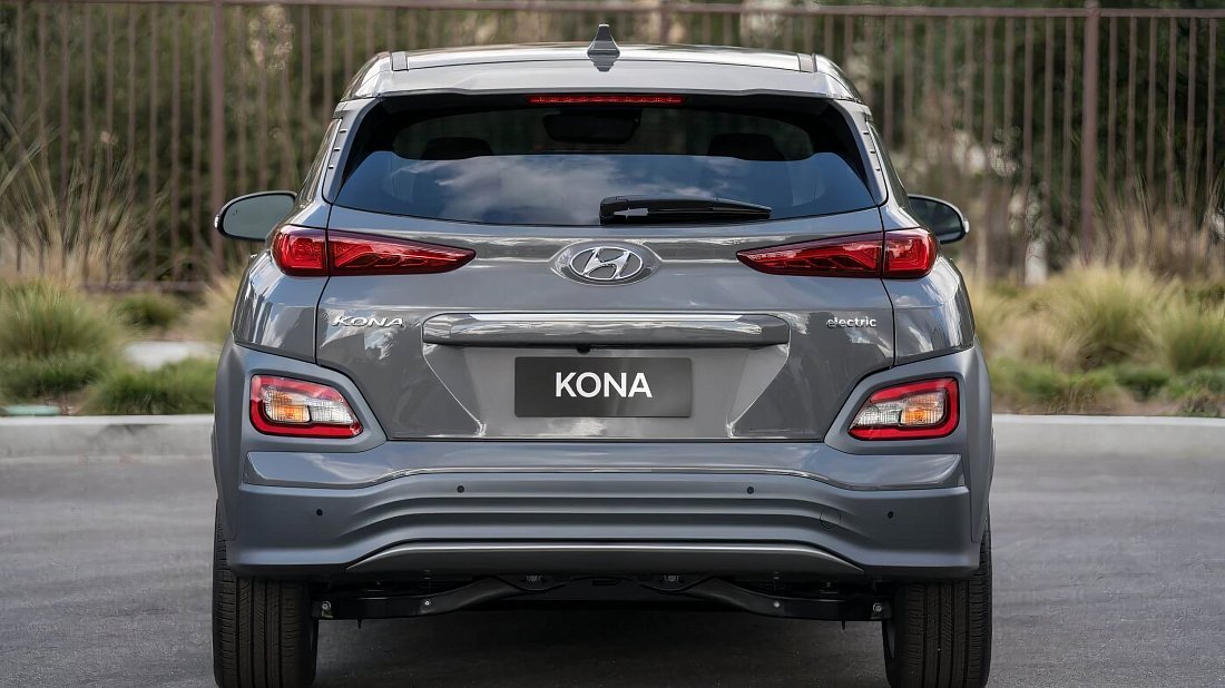 Hyundai Kona Electric Long Range (2019-2021) вид сзади, задние фонари, багажник, спойлер, эмблема, бампер, экстерьер