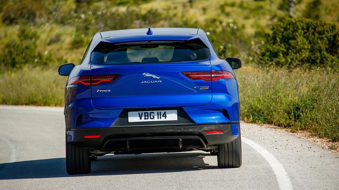 Jaguar I-Pace EV320 (2020-2024) вид сзади, задние фонари, багажник, спойлер, эмблема, бампер, экстерьер