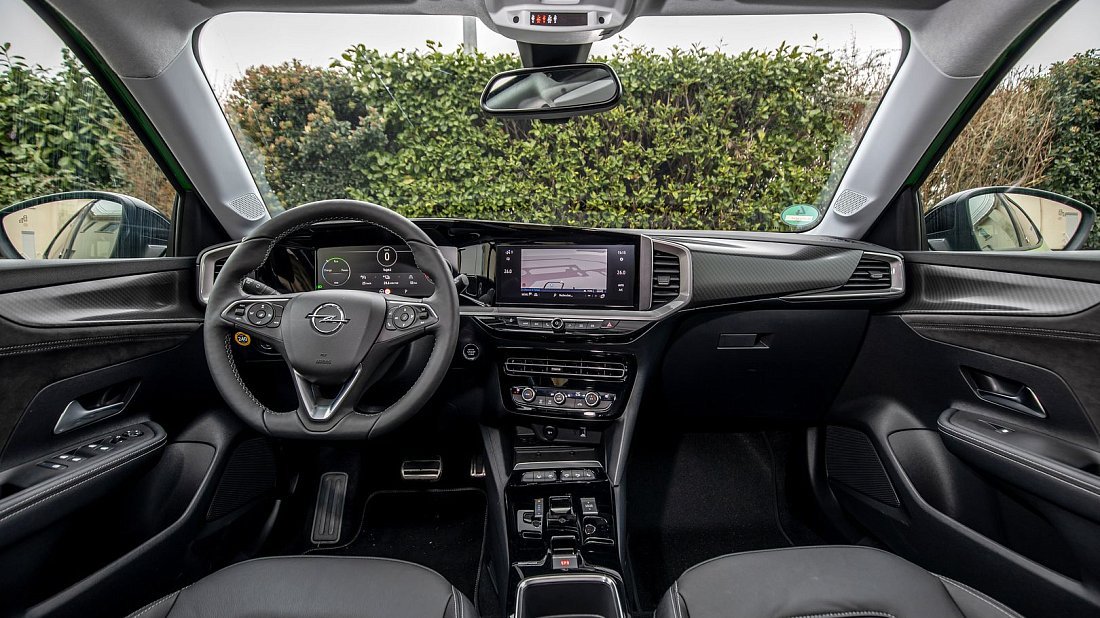 Opel Mokka Electric 54 kWh (2023-…) интерьер, переднее сиденье, водительское сиденье, приборная панель, рулевое колесо, информационно-развлекательная система, кокпит