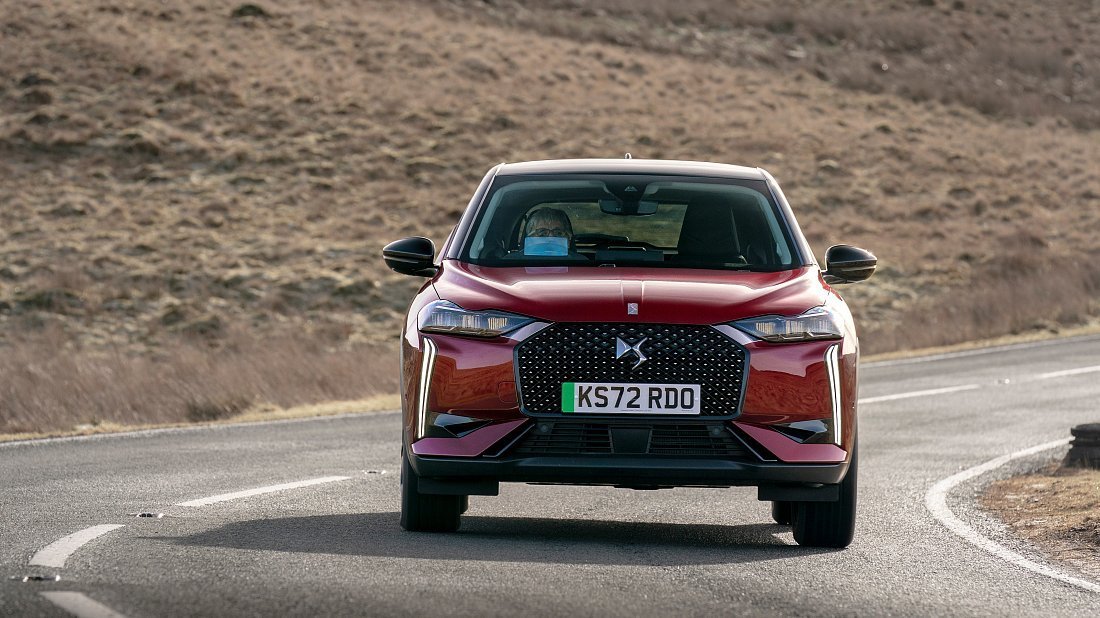 DS 3 E-Tense (2022-…) передняя часть, решетка радиатора, фары, бампер, экстерьер