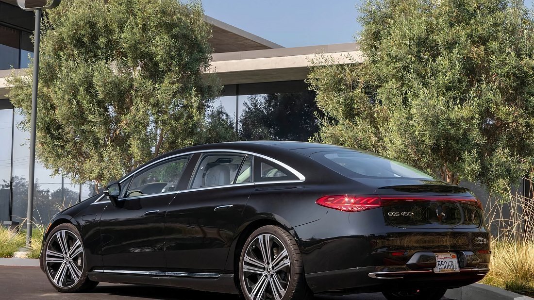 Mercedes EQS 350 (2021-2022) задняя часть в три четверти, вид в три четверти, диагональ, экстерьер