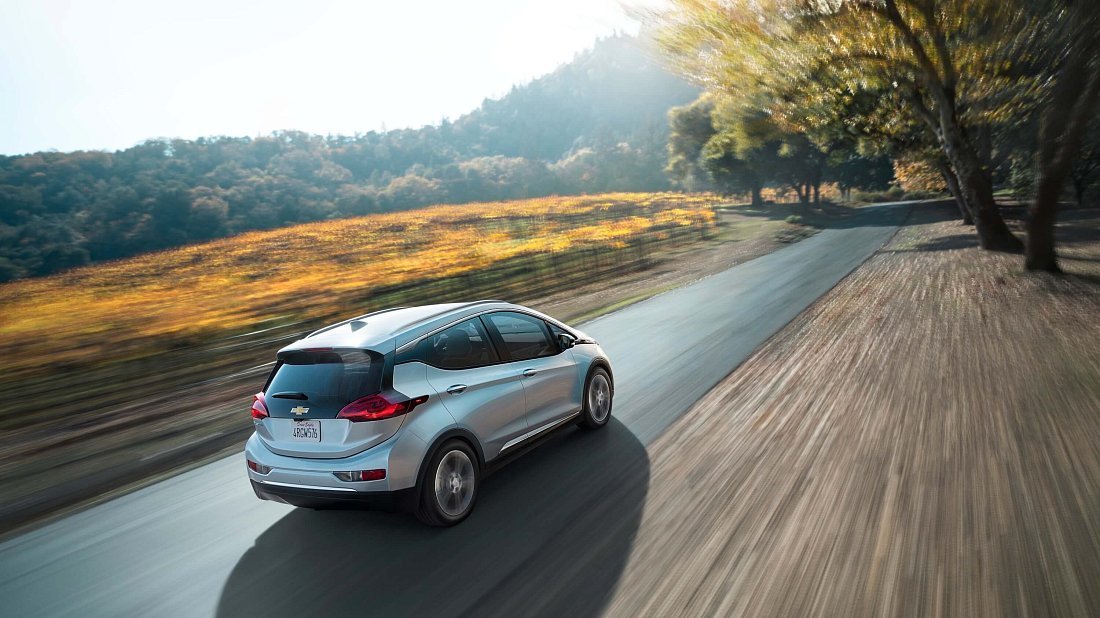 Chevrolet Bolt EV Gen 1 (2017-2019) задняя часть в три четверти, вид в три четверти, диагональ, экстерьер