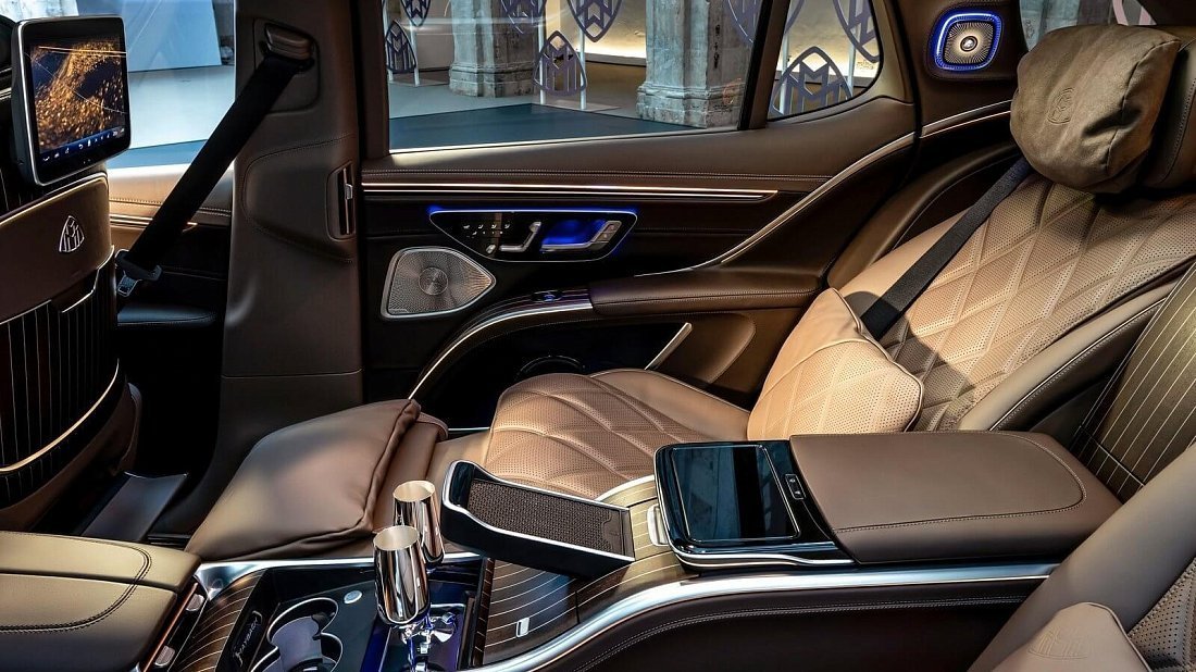 Mercedes EQS SUV Maybach 680 (2024-…) задние сиденья, пассажирские сиденья, пространство для ног, пространство над головой, интерьер