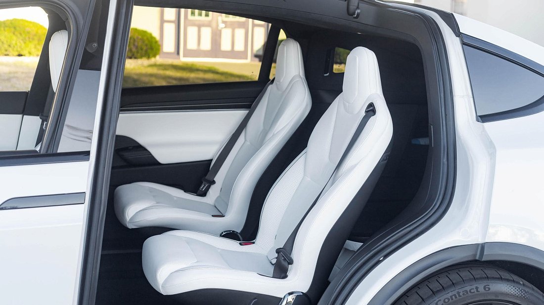 Tesla Model X Plaid (2025-…) задние сиденья, пассажирские сиденья, пространство для ног, пространство над головой, интерьер