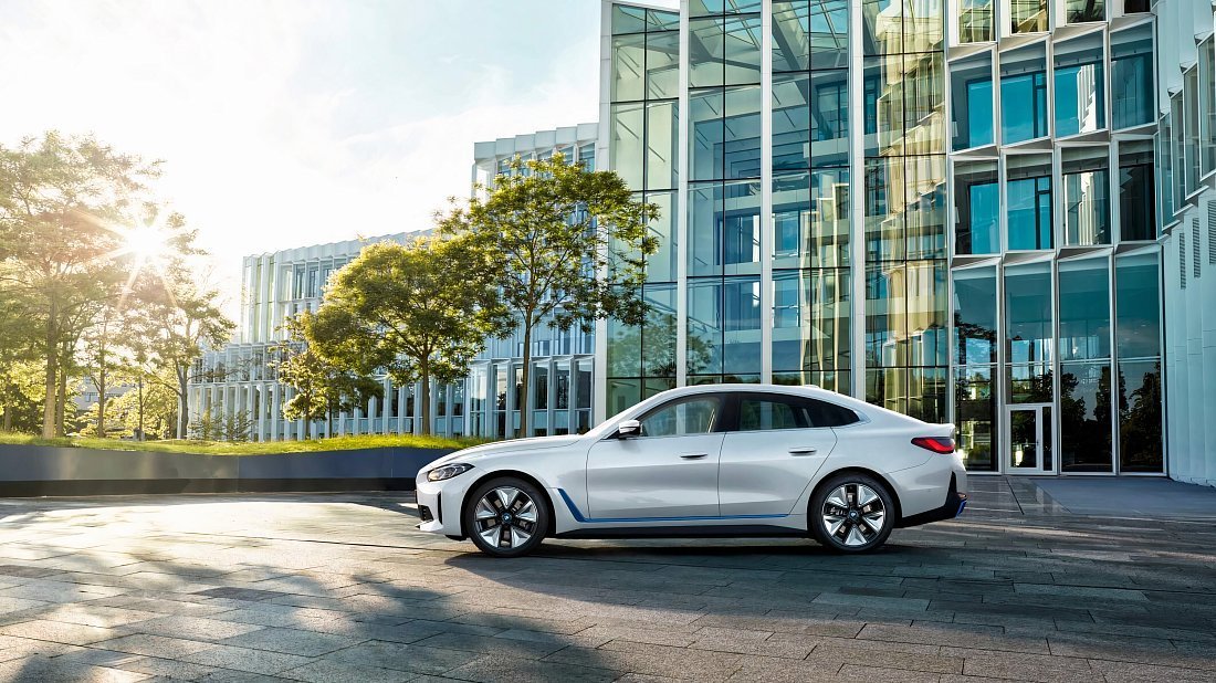 BMW i4 eDrive35 (2022-2024) вид сбоку, силуэт, двери, колеса, экстерьер