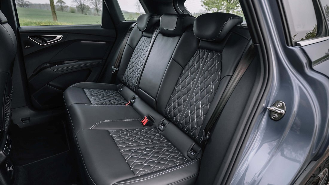 Audi Q4 Sportback e-tron 35 (2024-...) задние сиденья, пассажирские сиденья, пространство для ног, пространство над головой, интерьер