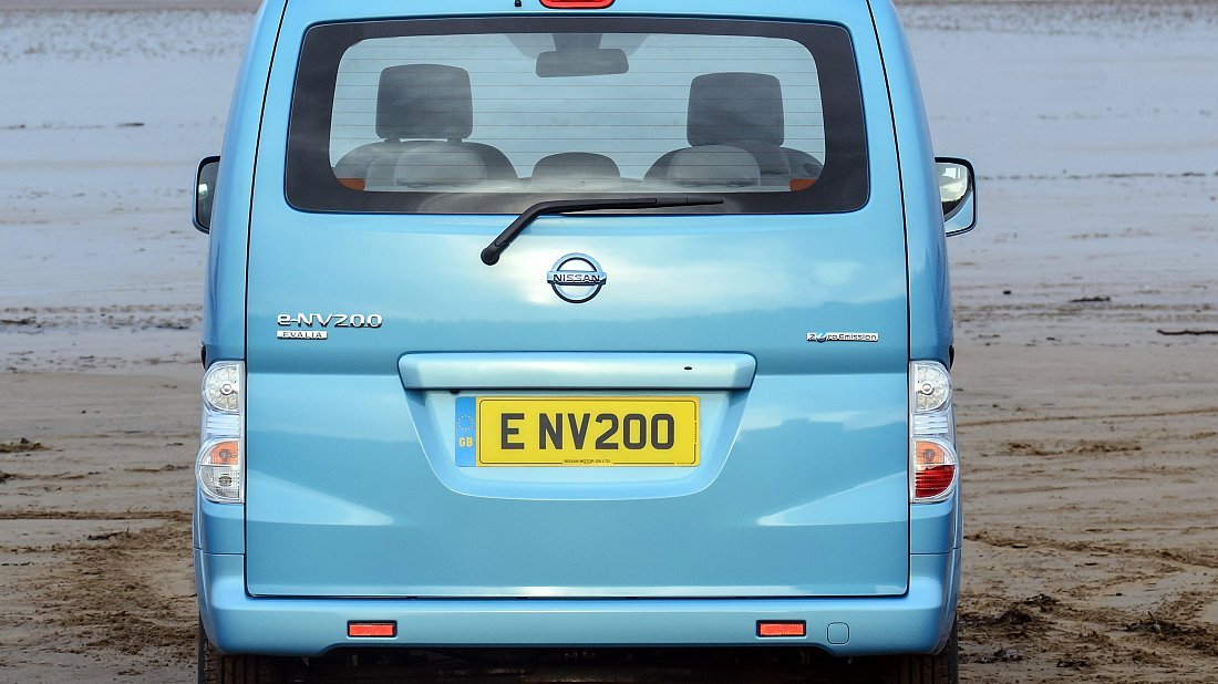 Nissan e-NV200 Evalia 24 kWh (2014-2018) вид сзади, задние фонари, багажник, спойлер, эмблема, бампер, экстерьер