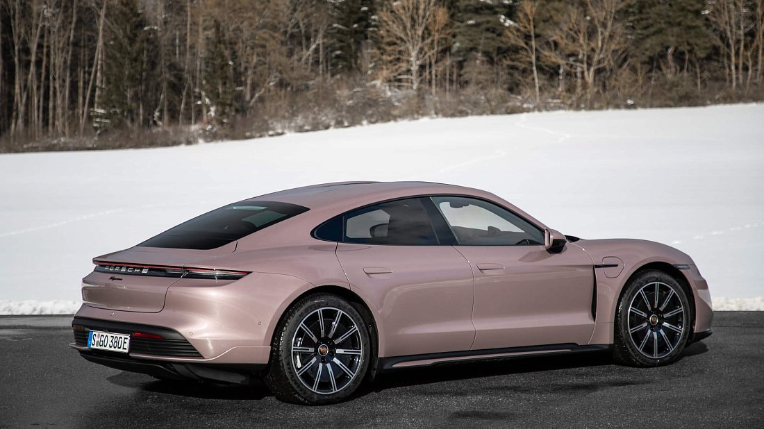 Porsche Taycan 4S Plus (2020-2024) задняя часть в три четверти, вид в три четверти, диагональ, экстерьер