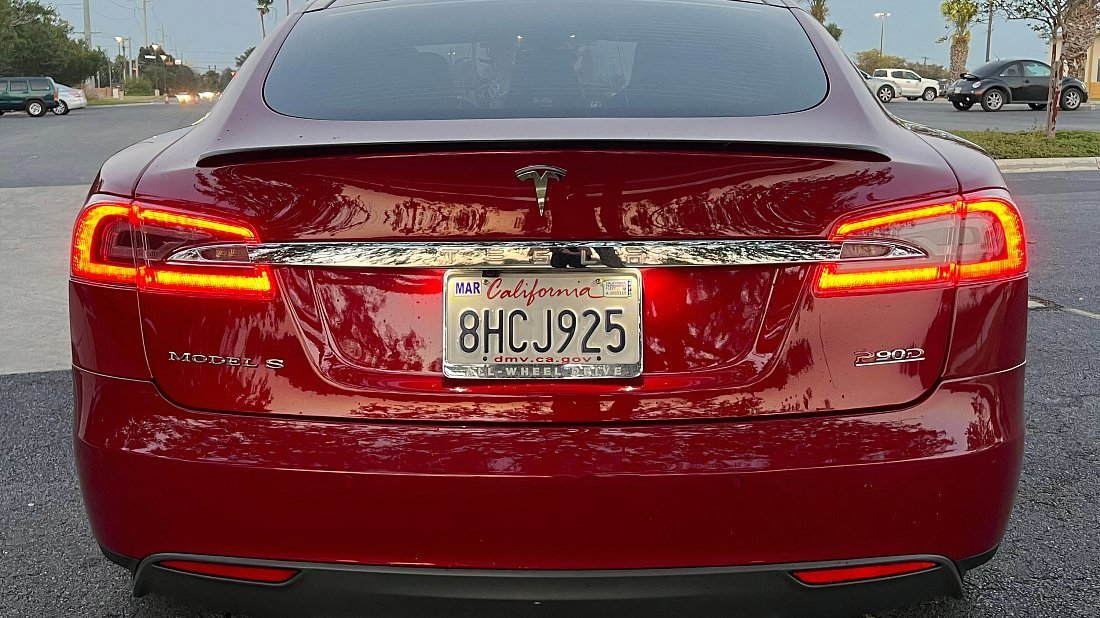Tesla Model S P85 (2012-2014) вид сзади, задние фонари, багажник, спойлер, эмблема, бампер, экстерьер