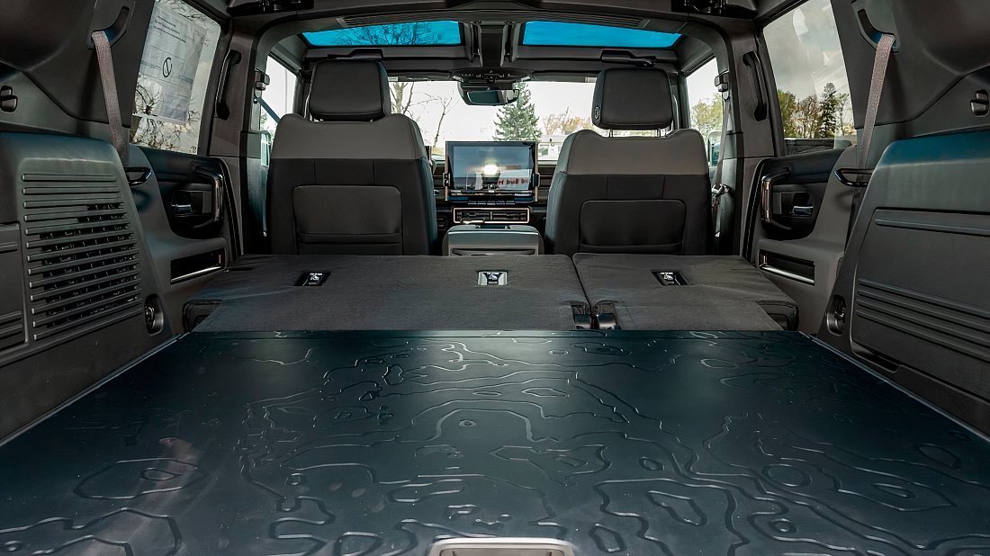 GMC Hummer EV SUV 2X (2024-…) багажник, увеличенный объем, сиденья сложены, максимальный объем, максимальный груз, максимальная вместимость, максимальное пространство для хранения