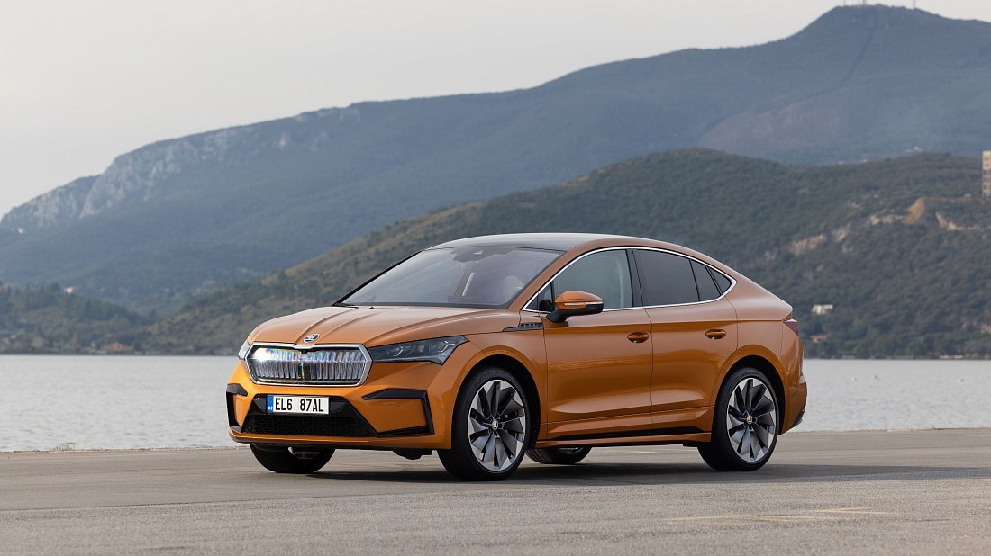 Škoda Enyaq Coupe iV 60 (2022-2023) вид спереди, спереди сбоку, по диагонали, экстерьер