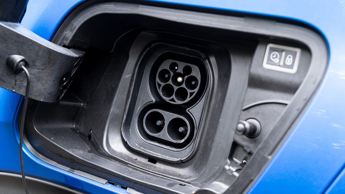 Фото Peugeot e-2008 50 kWh (2021-2023) порт для зарядки (Европа)