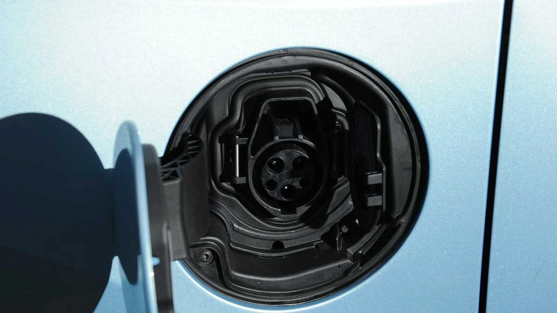 Renault Fluence Z.E. (2011-2014) порт для зарядки (Европа), зарядка, разъем, штекер, коннектор