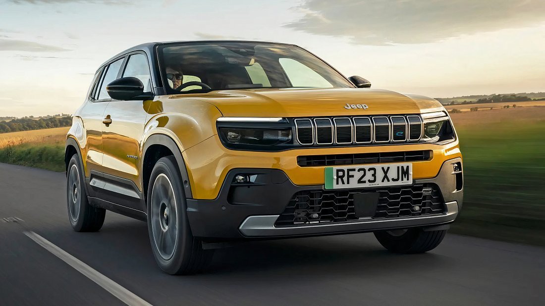 Jeep Avenger Electric (2023-…) вид спереди, спереди сбоку, по диагонали, экстерьер