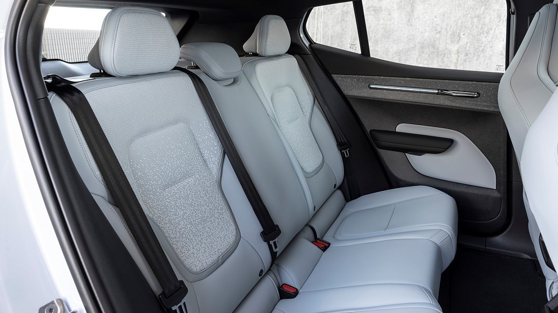Volvo EX30 Twin Motor Performance (2023-…) задние сиденья, пассажирские сиденья, пространство для ног, пространство над головой, интерьер