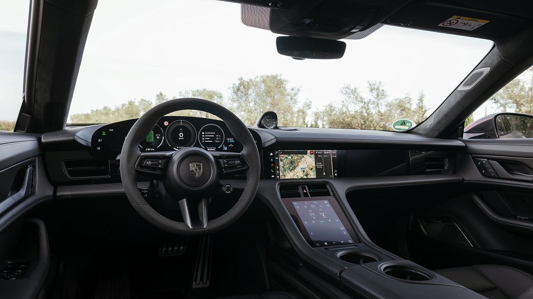 Porsche Taycan GTS Sport Turismo (2024-...) интерьер, переднее сиденье, водительское сиденье, приборная панель, рулевое колесо, информационно-развлекательная система, кокпит