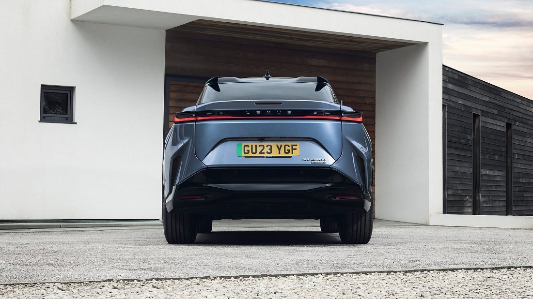 Lexus RZ 300e (2024-…) вид сзади, задние фонари, багажник, спойлер, эмблема, бампер, экстерьер