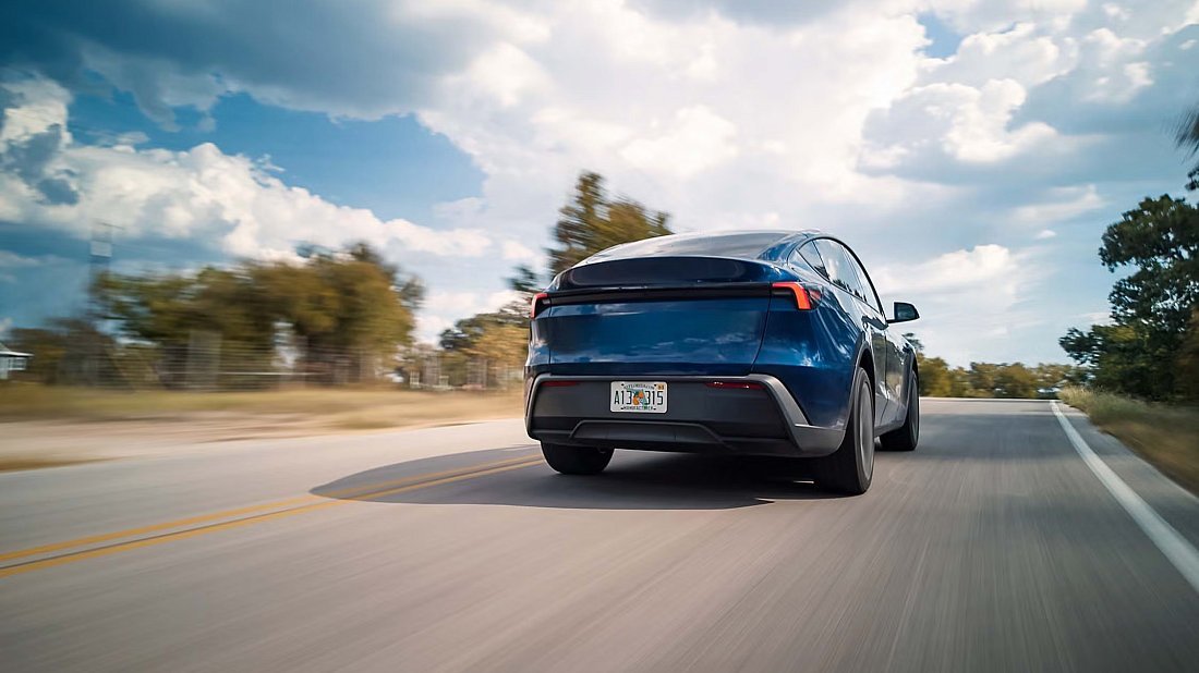 Фото Tesla Model Y Standard RWD (2025-...) вид сзади, задние фонари