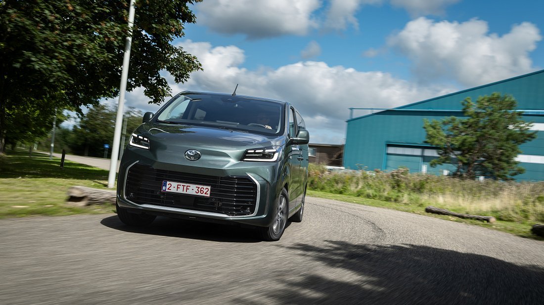 Toyota Proace Verso Electric L1 50 kWh (2024-...) передняя часть, решетка радиатора, фары, бампер, экстерьер