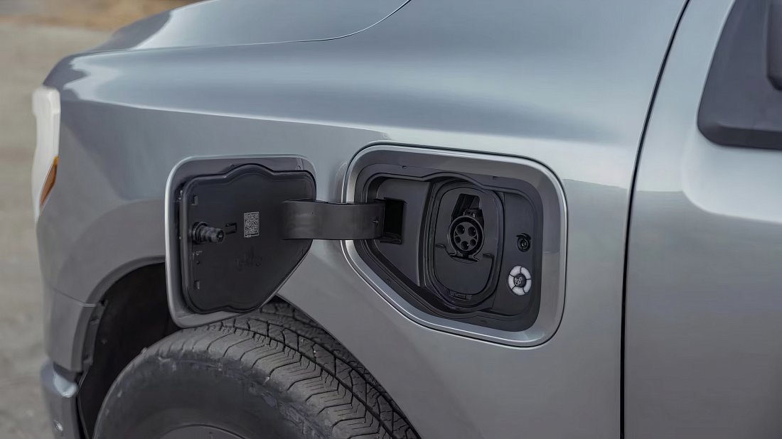 Ford F-150 Lightning Extended Range (2022-…) порт для зарядки (США), зарядка, разъем, штекер, коннектор
