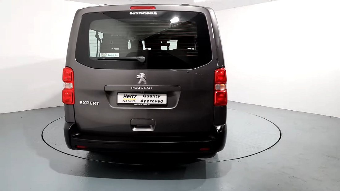 Peugeot e-Expert Combi Standard 75 kWh (2021-2024) вид сзади, задние фонари, багажник, спойлер, эмблема, бампер, экстерьер