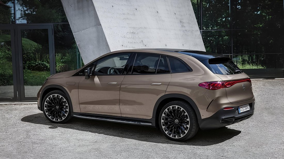 Mercedes EQE SUV 300 (2023-…) задняя часть в три четверти, вид в три четверти, диагональ, экстерьер