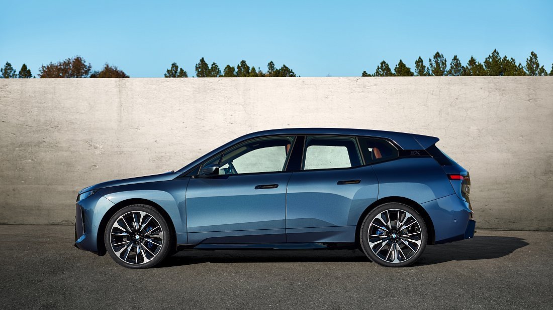 BMW iX xDrive60 (2025-...) вид сбоку, силуэт, двери, колеса, экстерьер