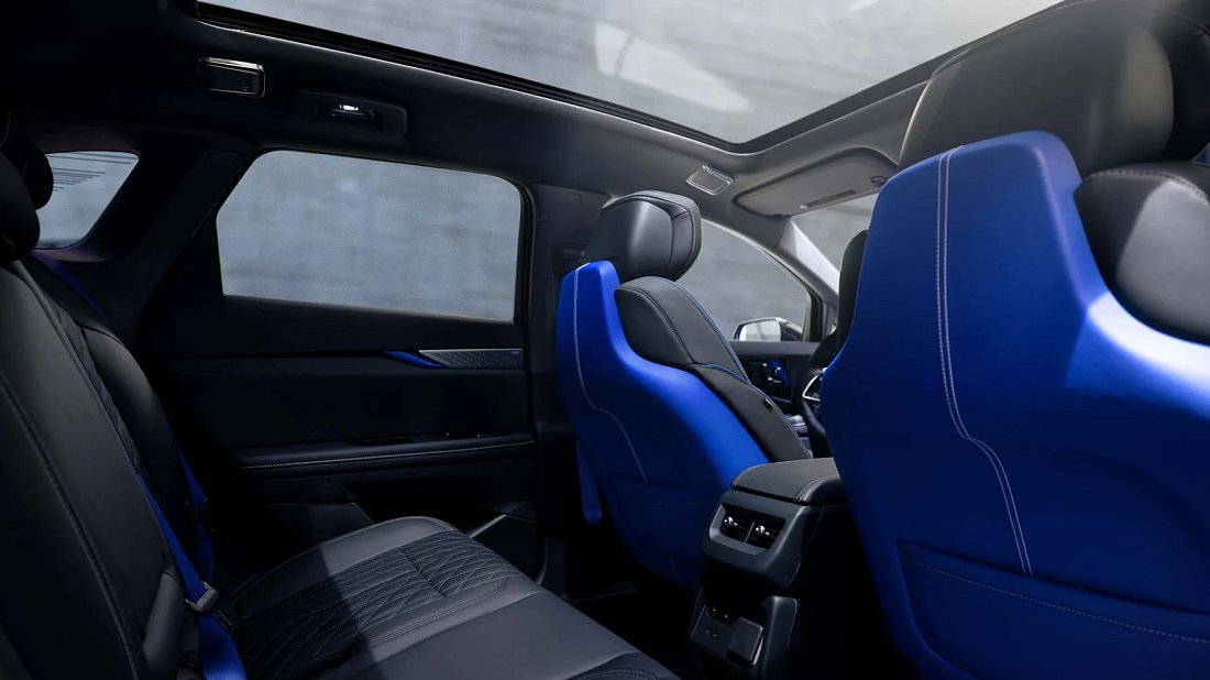 Cadillac Optiq V (2025-…) задние сиденья, пассажирские сиденья, пространство для ног, пространство над головой, интерьер