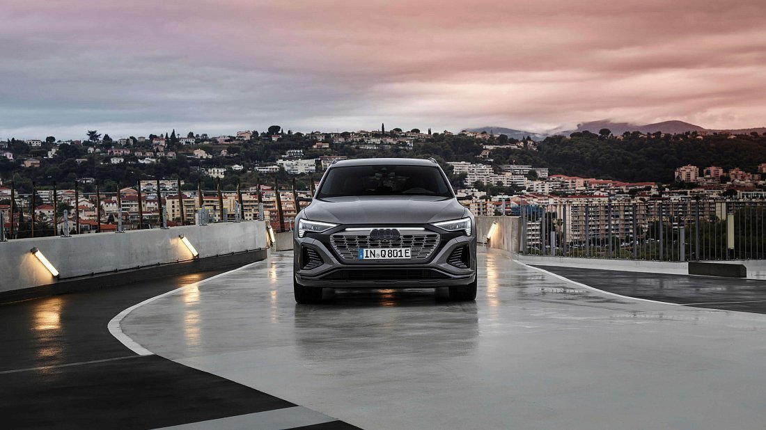 Фото Audi Q8 e-tron 55 quattro (2022-…) вид спереди
