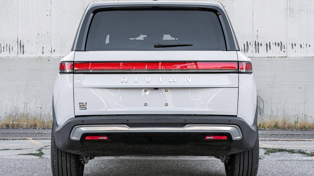 Rivian R1S Performance Dual-Motor AWD Large (2023-2024) вид сзади, задние фонари, багажник, спойлер, эмблема, бампер, экстерьер