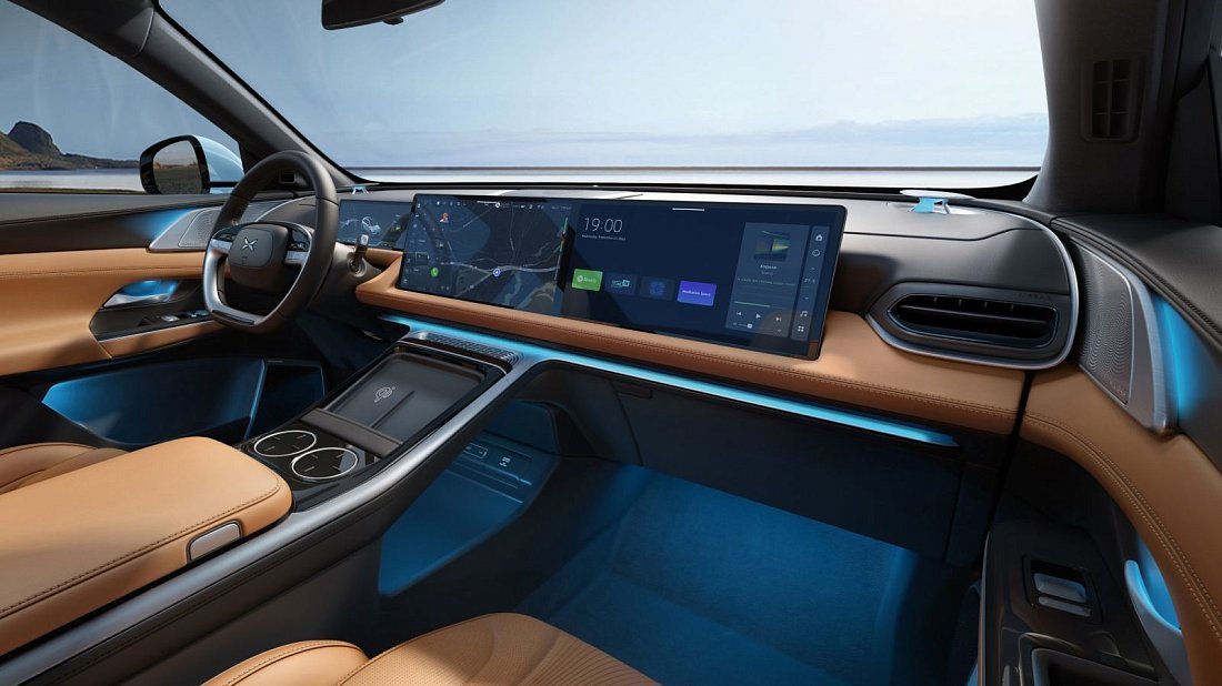 XPENG G9 AWD Performance (2023-…) интерьер, переднее сиденье, водительское сиденье, приборная панель, рулевое колесо, информационно-развлекательная система, кокпит