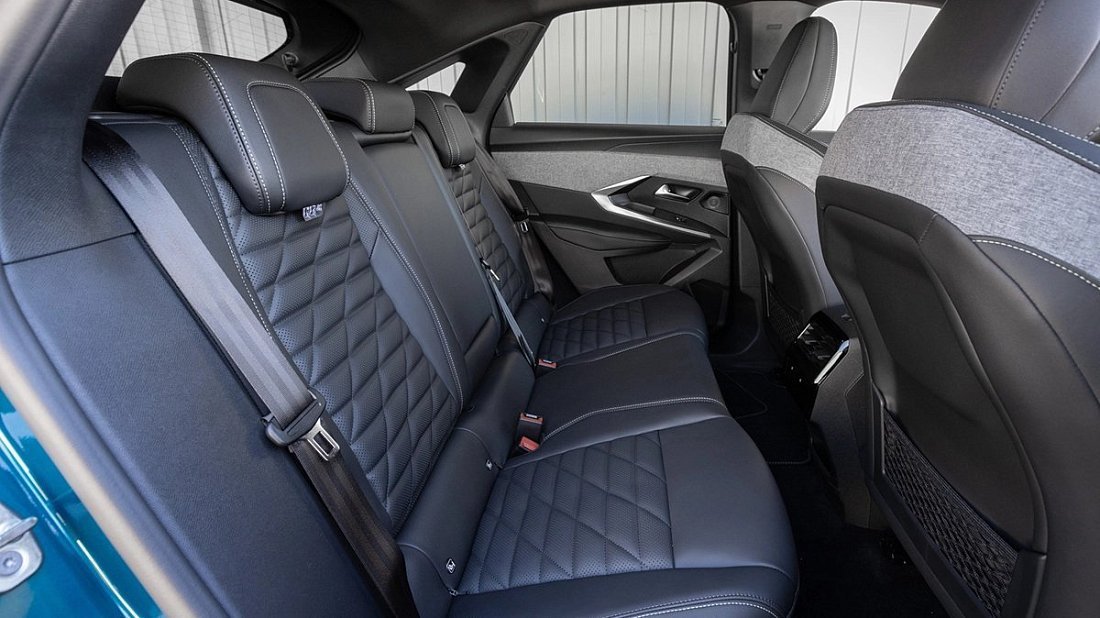 Фото Peugeot e-3008 73 kWh FWD (2024-…) задние и пассажирские сиденья