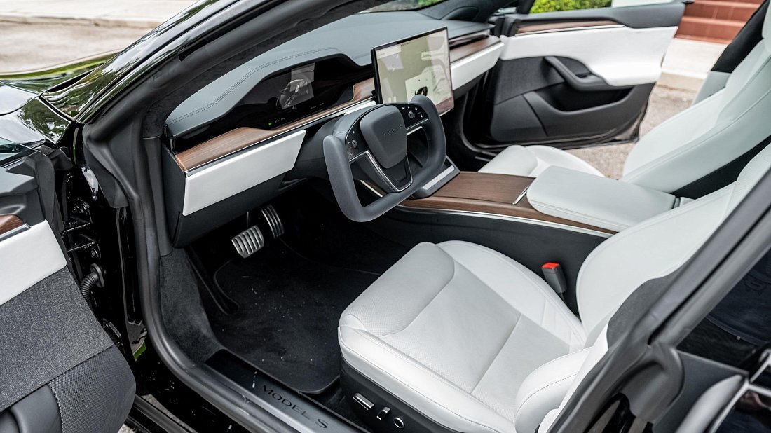 Tesla Model S Plaid (2021-…) интерьер, переднее сиденье, водительское сиденье, приборная панель, рулевое колесо, информационно-развлекательная система, кокпит