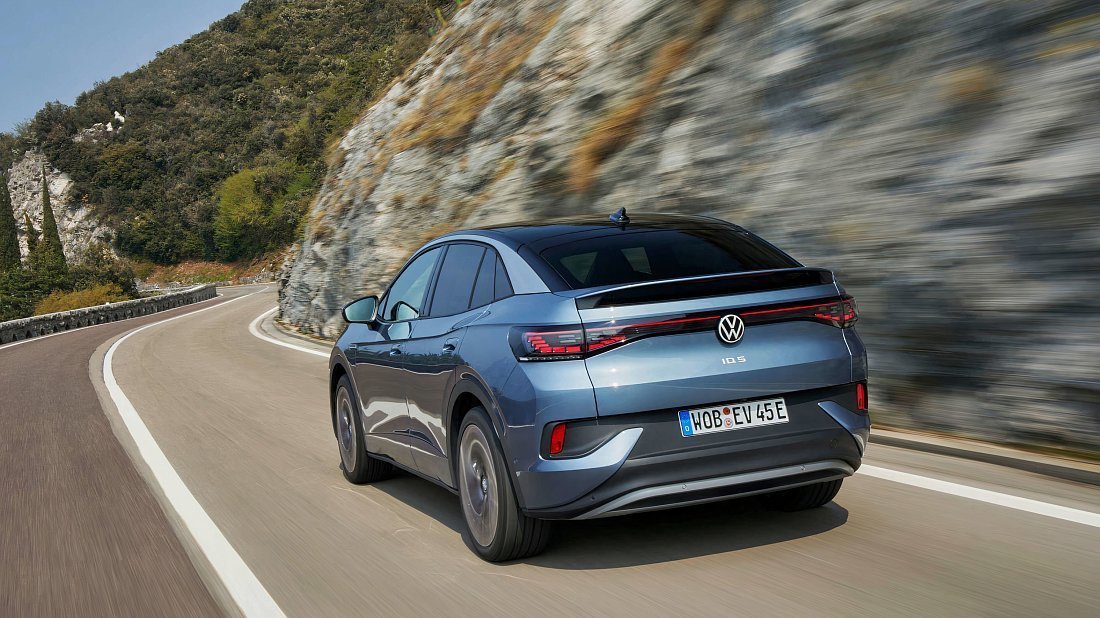 Volkswagen ID.5 Pro Performance (2022-2023) вид сзади, задние фонари, багажник, спойлер, эмблема, бампер, экстерьер
