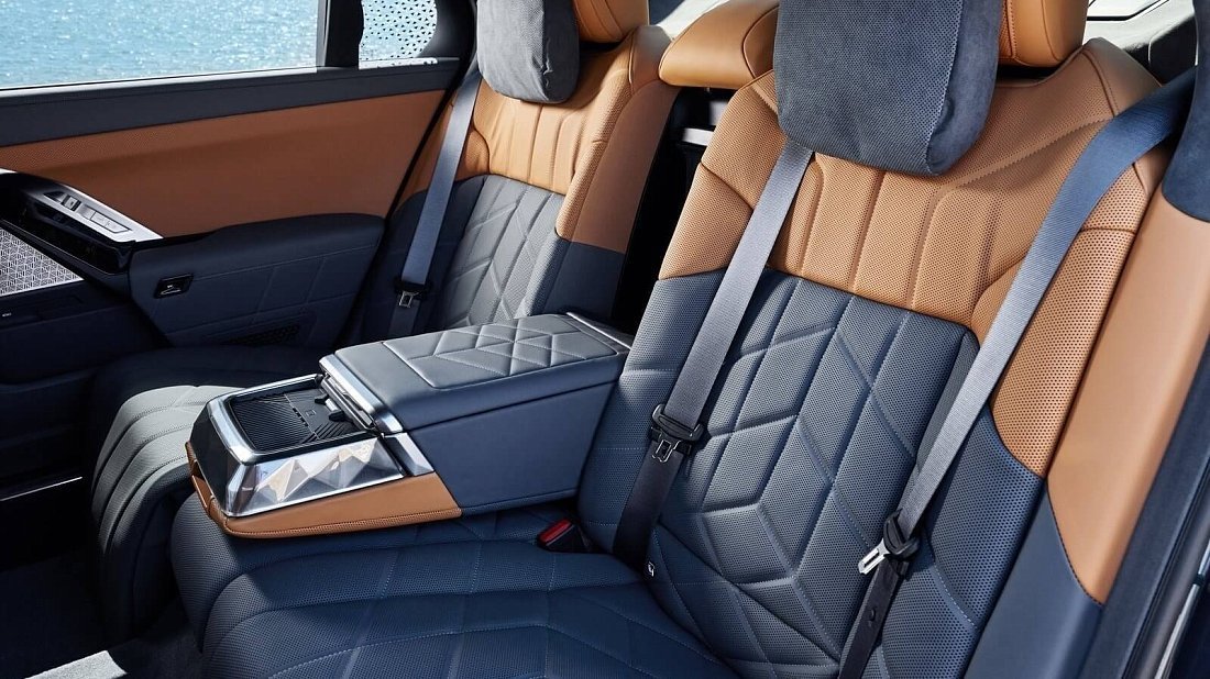 BMW i7 M70 xDrive (2023-…) задние сиденья, пассажирские сиденья, пространство для ног, пространство над головой, интерьер