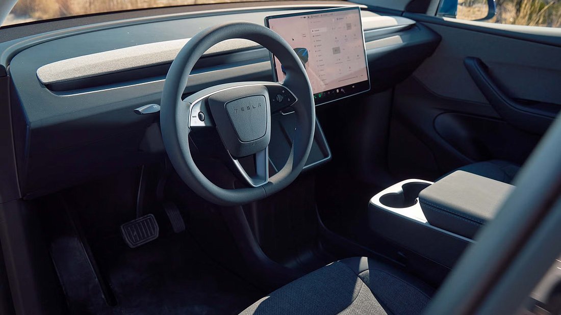 Фото Tesla Model Y Standard RWD (2025-...) интерьер