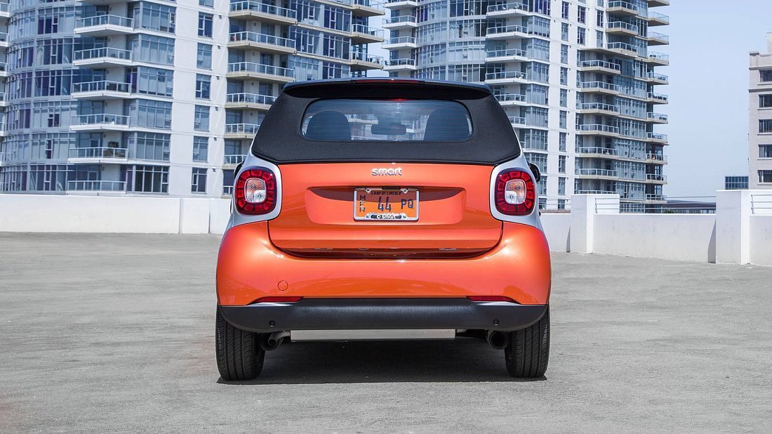Smart EQ fortwo cabrio (2017-2019) вид сзади, задние фонари, багажник, спойлер, эмблема, бампер, экстерьер
