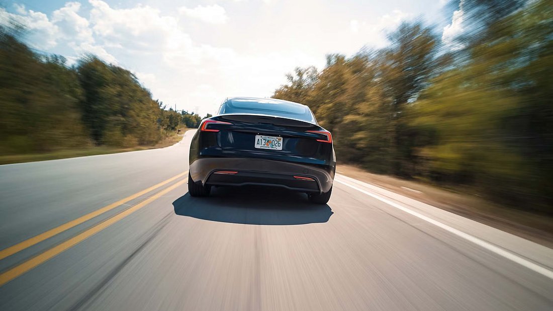 Фото Tesla Model 3 Standard RWD (2025-...) вид сзади, задние фонари