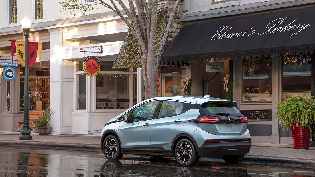 Chevrolet Bolt EV Gen 3 (2022-2023) вид сзади, задние фонари, багажник, спойлер, эмблема, бампер, экстерьер