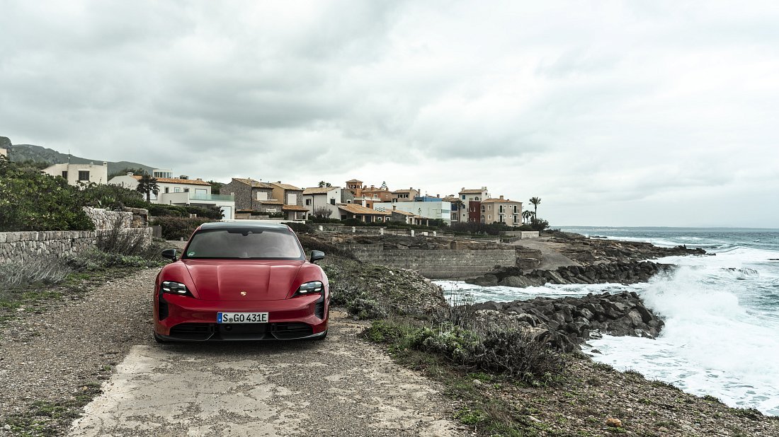 Porsche Taycan GTS Sport Turismo (2022-2024) передняя часть, решетка радиатора, фары, бампер, экстерьер