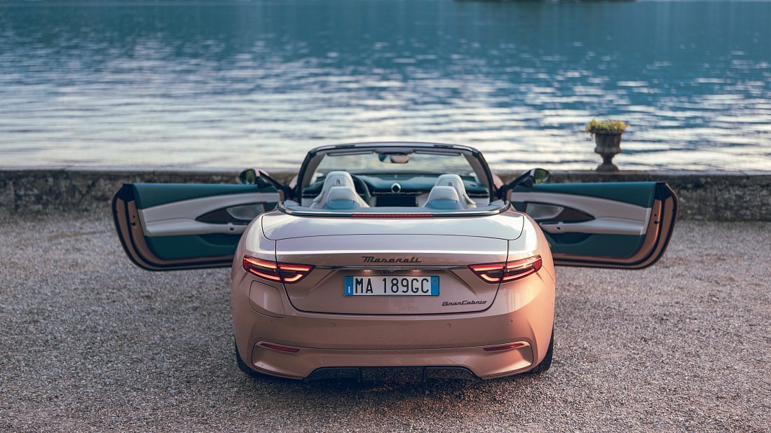 Maserati GranCabrio Folgore (2024-…) вид сзади, задние фонари, багажник, спойлер, эмблема, бампер, экстерьер