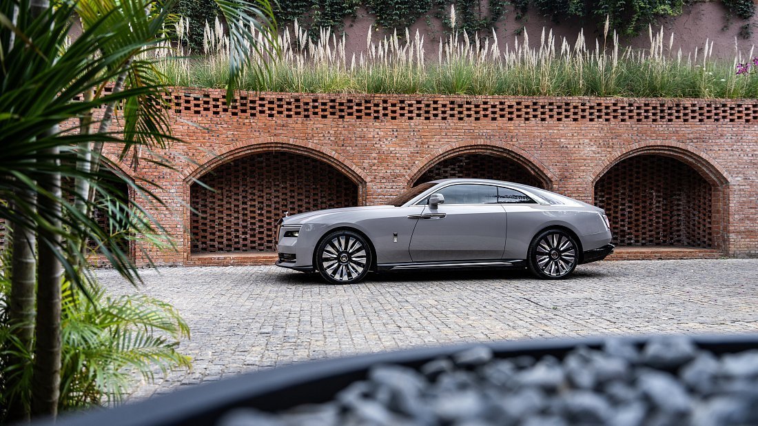Rolls-Royce Spectre (2023-…) вид сбоку, силуэт, двери, колеса, экстерьер