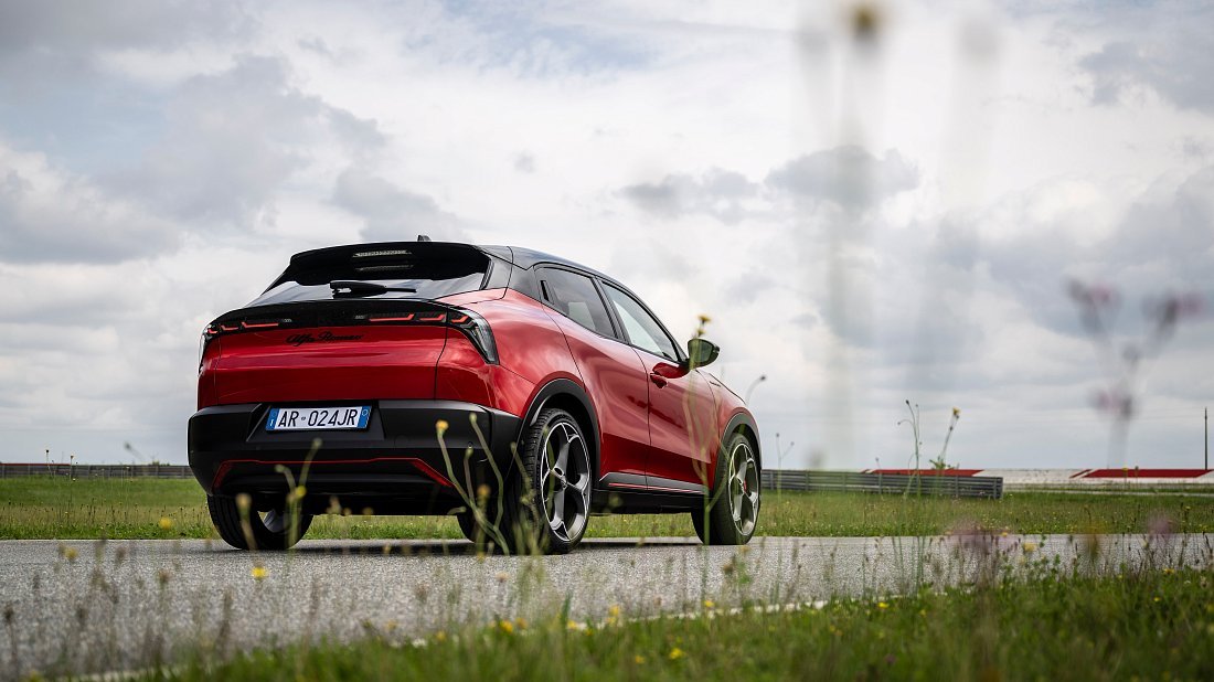 Фото Alfa Romeo Junior Elettrica 54 kWh (2024-...) задняя часть под углом
