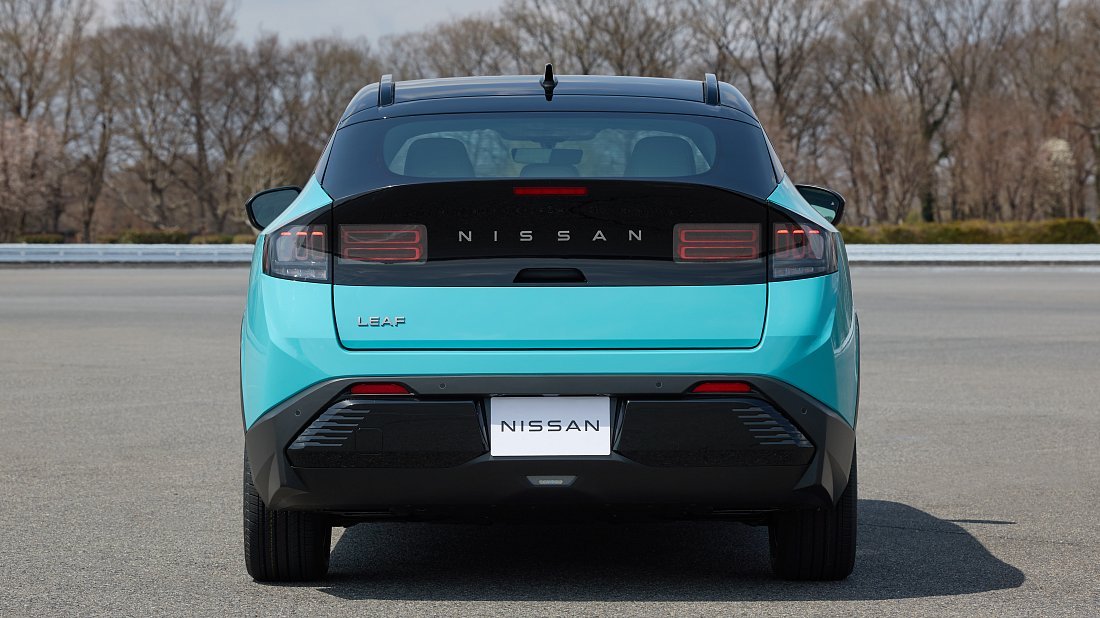 Nissan Leaf 75 kWh (2025-…) вид сзади, задние фонари, багажник, спойлер, эмблема, бампер, экстерьер