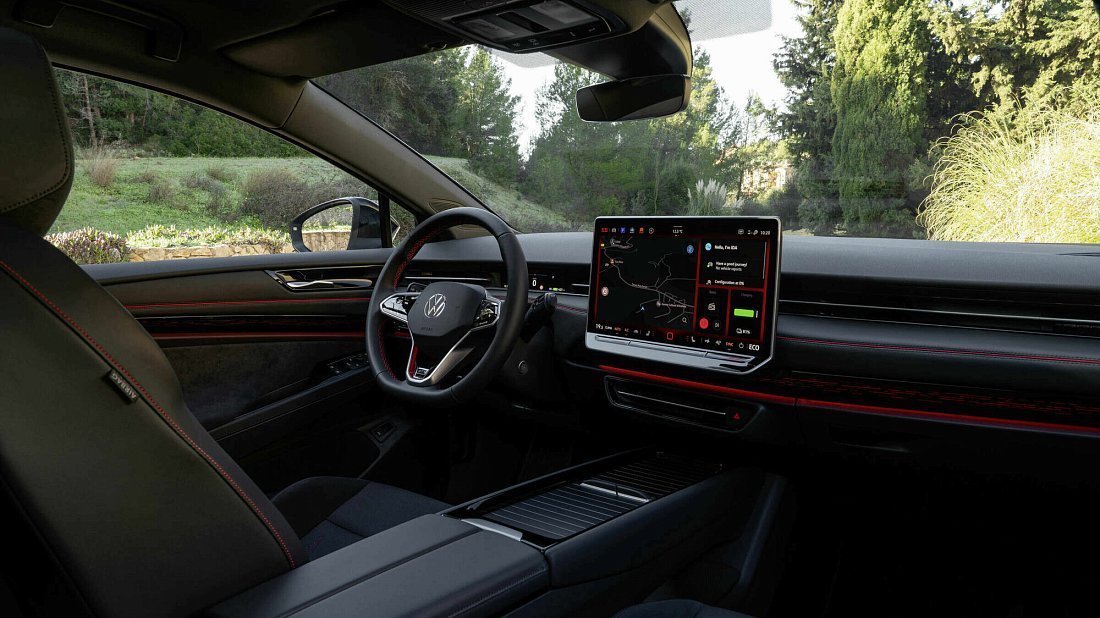Volkswagen ID.7 GTX (2024-…) интерьер, переднее сиденье, водительское сиденье, приборная панель, рулевое колесо, информационно-развлекательная система, кокпит