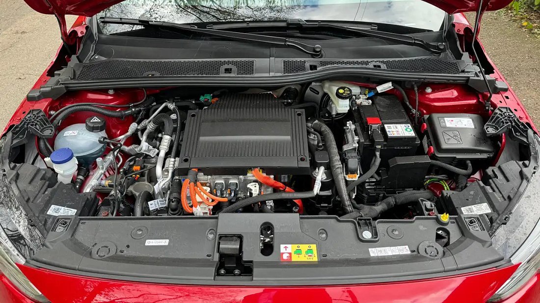 Opel Corsa Electric 50 kWh (2021-2023) передний багажник (frunk), под капотом, место для хранения, груз, вместимость, дополнительное пространство