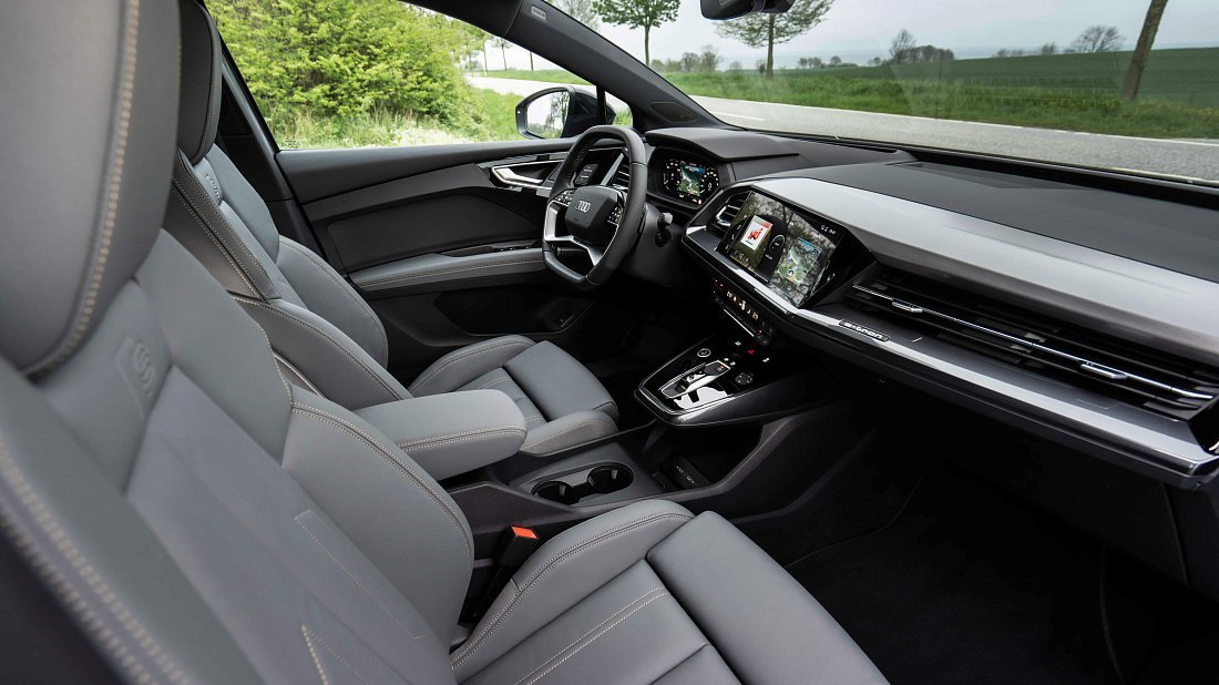 Audi Q4 e-tron 50 quattro (2021-2024) интерьер, переднее сиденье, водительское сиденье, приборная панель, рулевое колесо, информационно-развлекательная система, кокпит