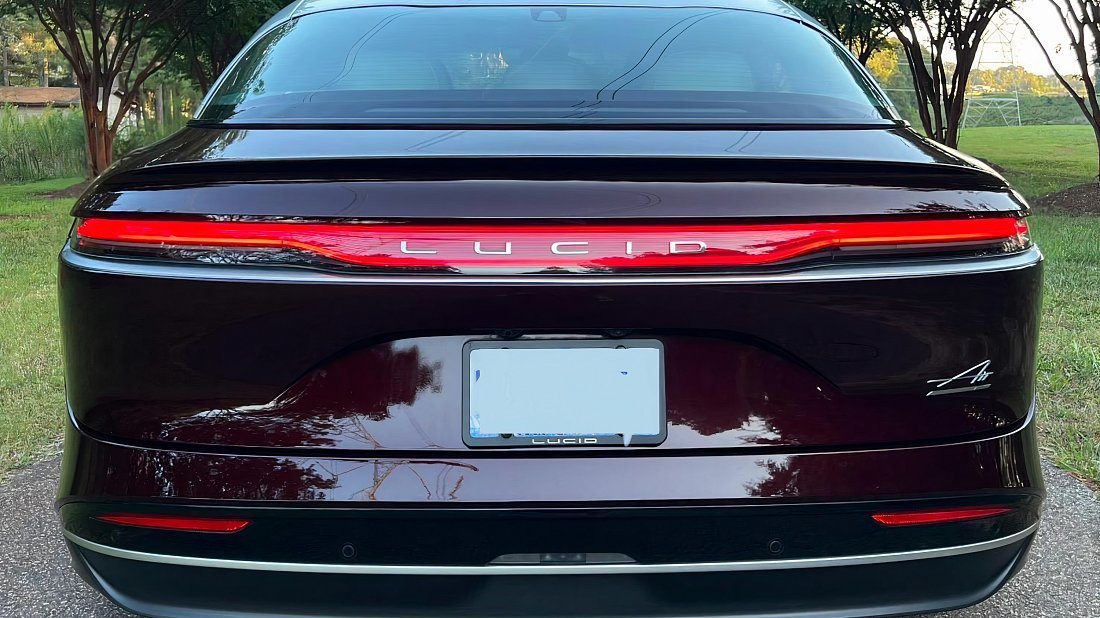 Lucid Air Dream Edition Performance (2021-2022) вид сзади, задние фонари, багажник, спойлер, эмблема, бампер, экстерьер