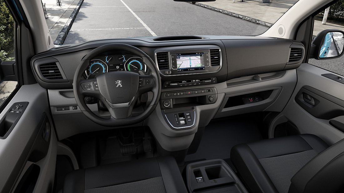 Peugeot e-Expert Combi Standard 75 kWh (2021-2024) интерьер, переднее сиденье, водительское сиденье, приборная панель, рулевое колесо, информационно-развлекательная система, кокпит