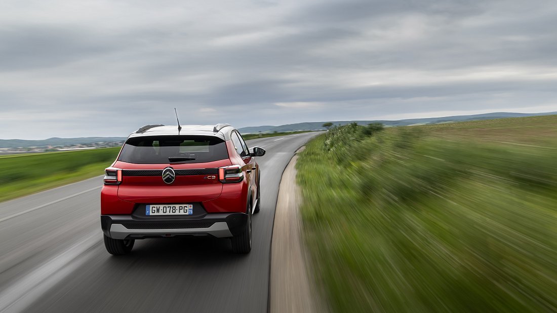 Фото Citroën e-C3 Urban Range (2025-…) вид сзади, задние фонари